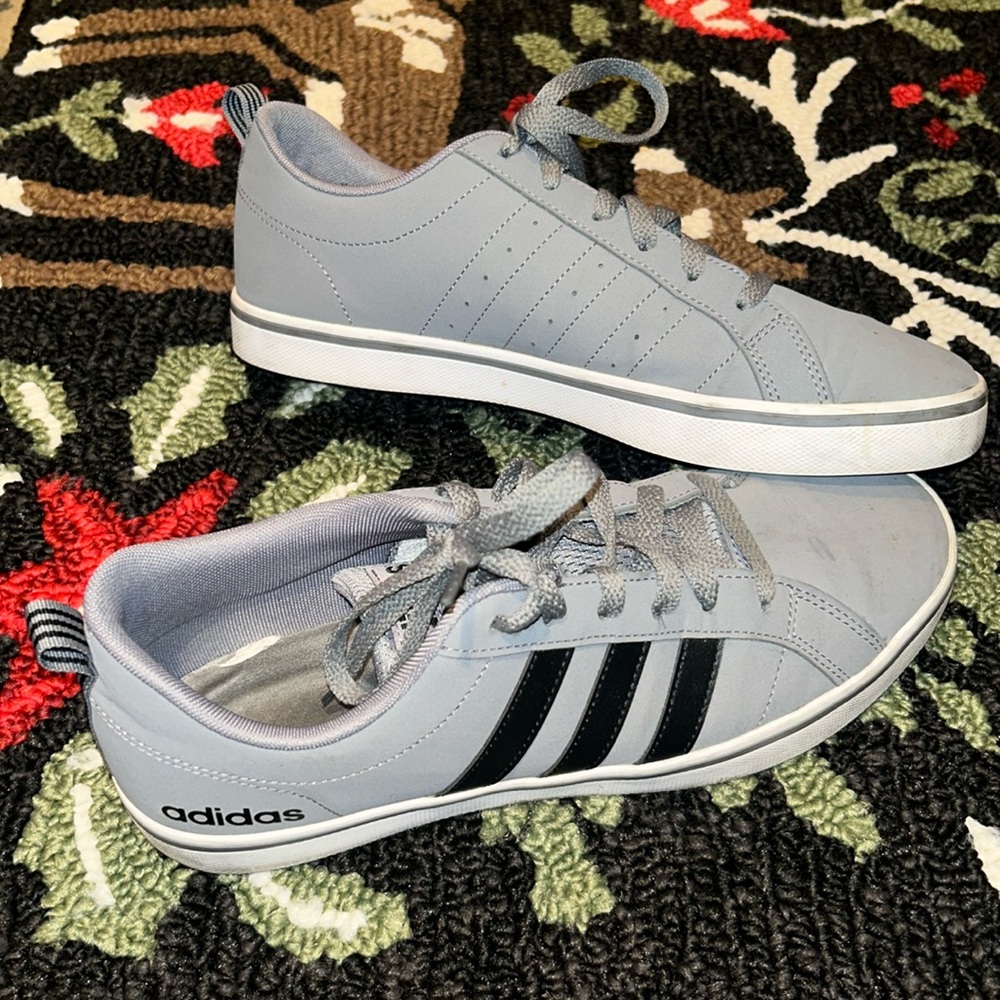 Adidas unisex logo sneakers